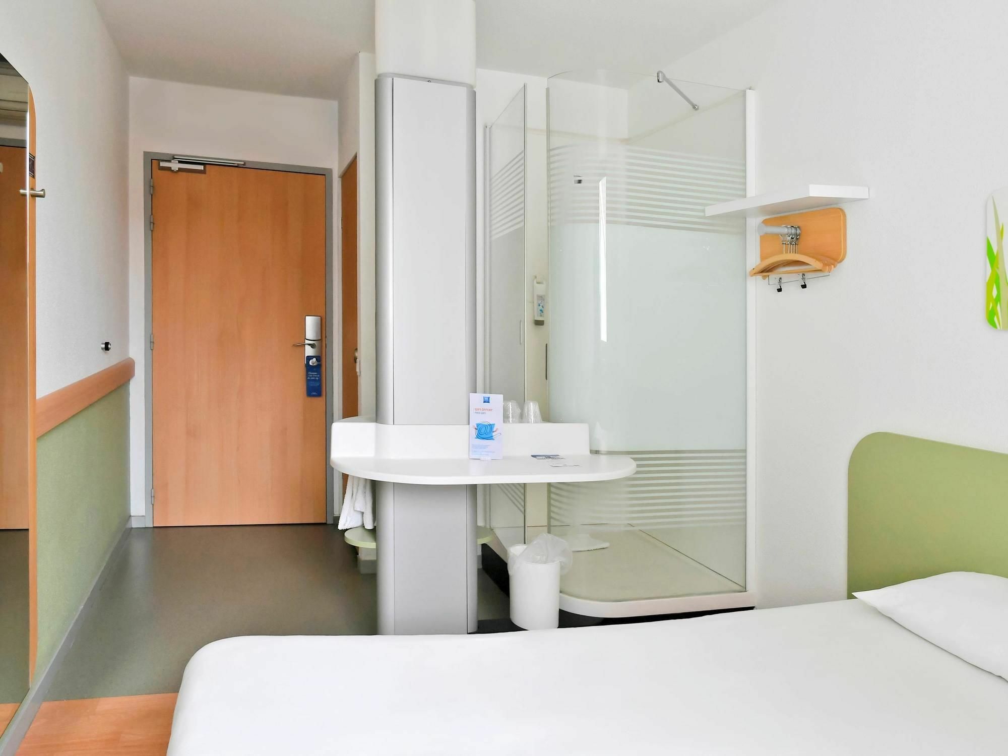 Ibis Budget Saint-Quentin Centre Gare Exterior photo