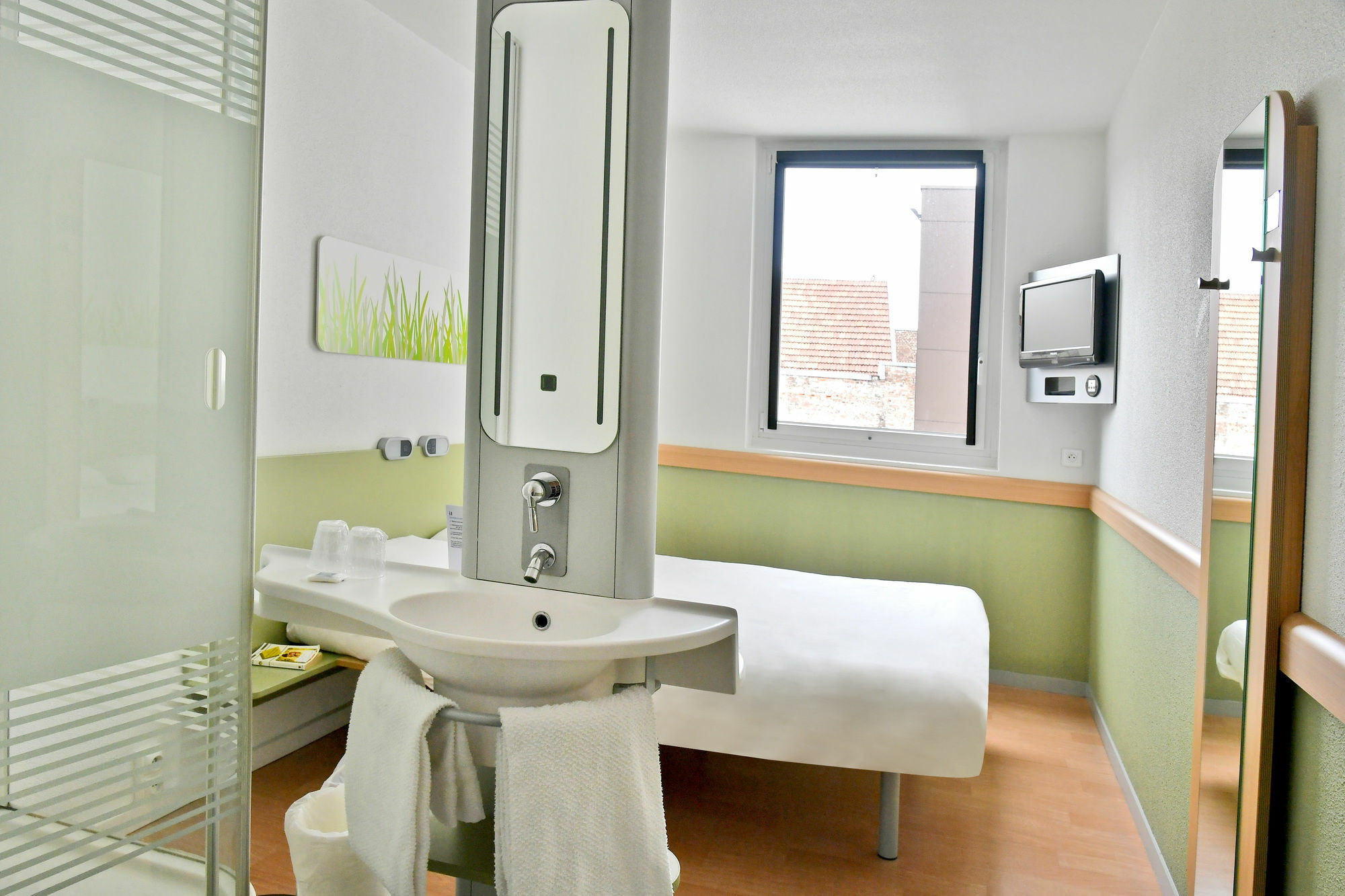 Ibis Budget Saint-Quentin Centre Gare Exterior photo